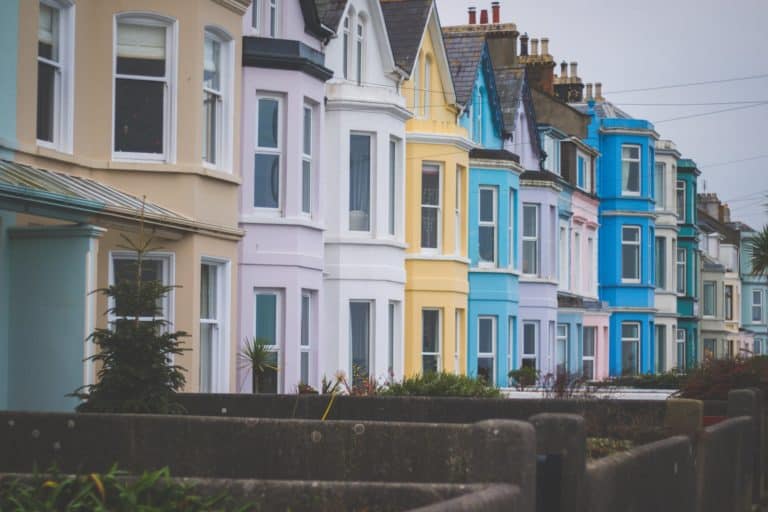 Average asking prices for UK homes soar in February image